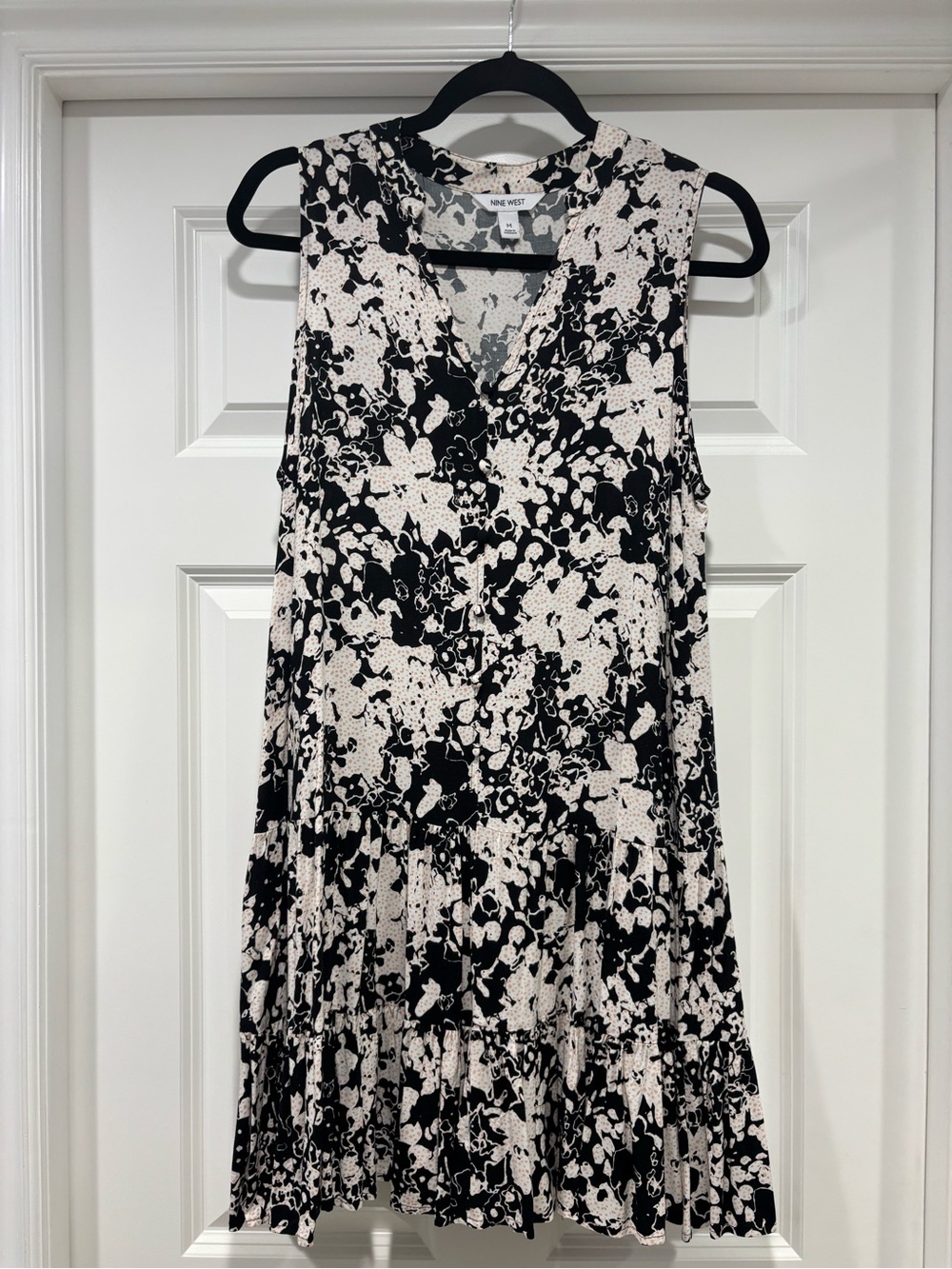 Nine West Black and White Floral Sleeveless V-Neck Dress
